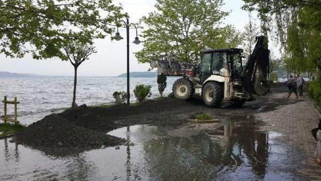 Belediye, Sapanca Gölü'ndeki Taşkın Nedeniyle Yolu Yükseltti