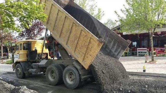 Belediye, Sapanca Gölü'ndeki Taşkın Nedeniyle Yolu Yükseltti