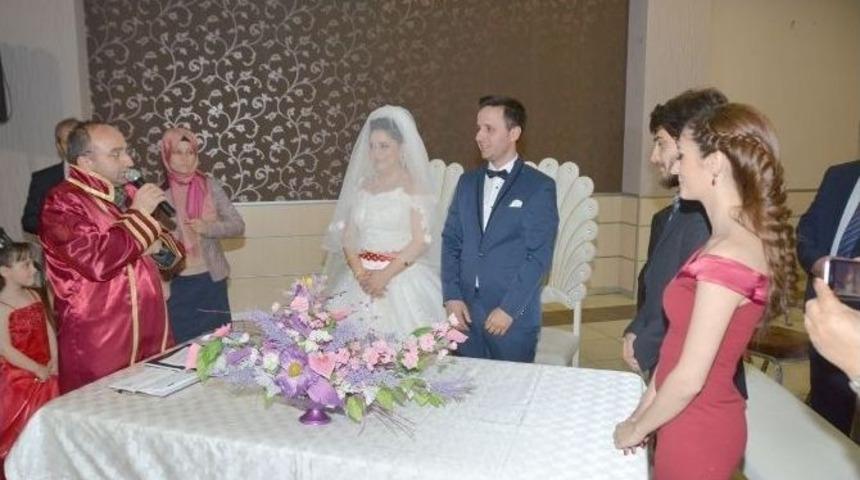 Başkan &Uuml;z&uuml;lmez, Kartepeli Gen&ccedil;lerin Nikahını Kıydı