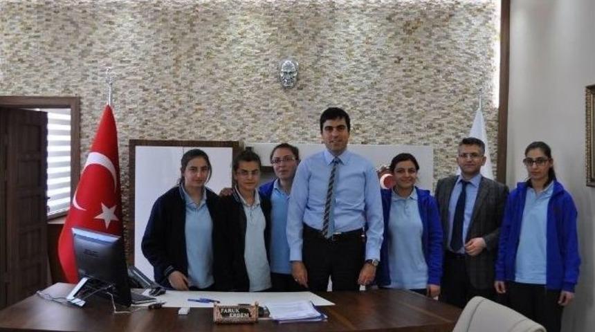 Arpaçay’da Fen Lisesi’ni Kazanan Öğrencilere Bilgisayarları Hediye Edildi