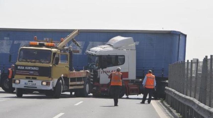 Tem'de Zincirleme Kaza; 3 Yaralı