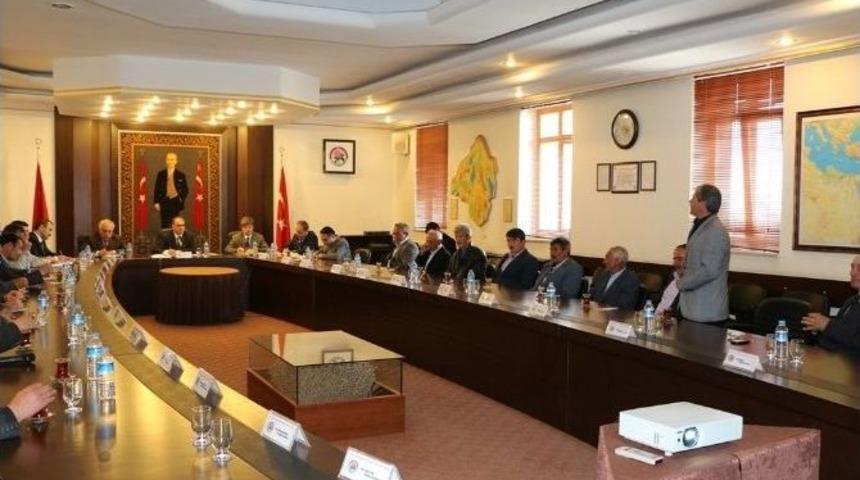 Vali &Ouml;zkan, K&ouml;y Muhtarlarıyla Bir Araya Geldi