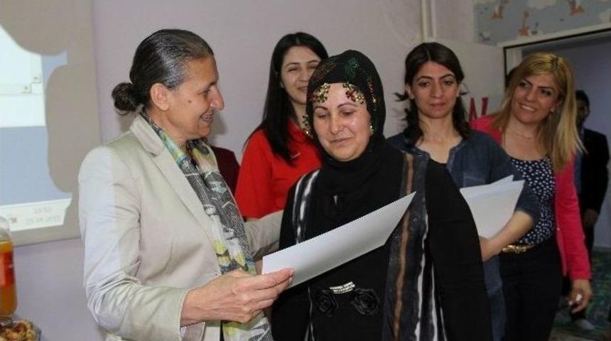 Solin &Ccedil;ocuk Oyun Evi&rsquo;nde Y&uuml;zme &Ouml;ğrenen 42 Kadına Katılım Belgesi Verildi