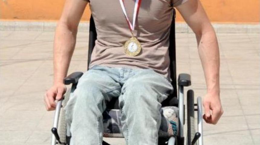 Kene Paniği Fel&ccedil; Etti, Sporla Hayata Sarıldı, Şampiyon Oldu