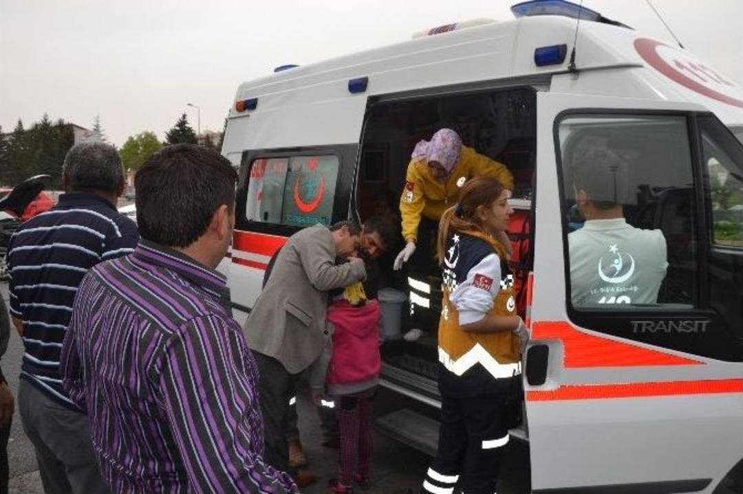 İki Otomobil &Ccedil;arpıştı: 7 Yaralı