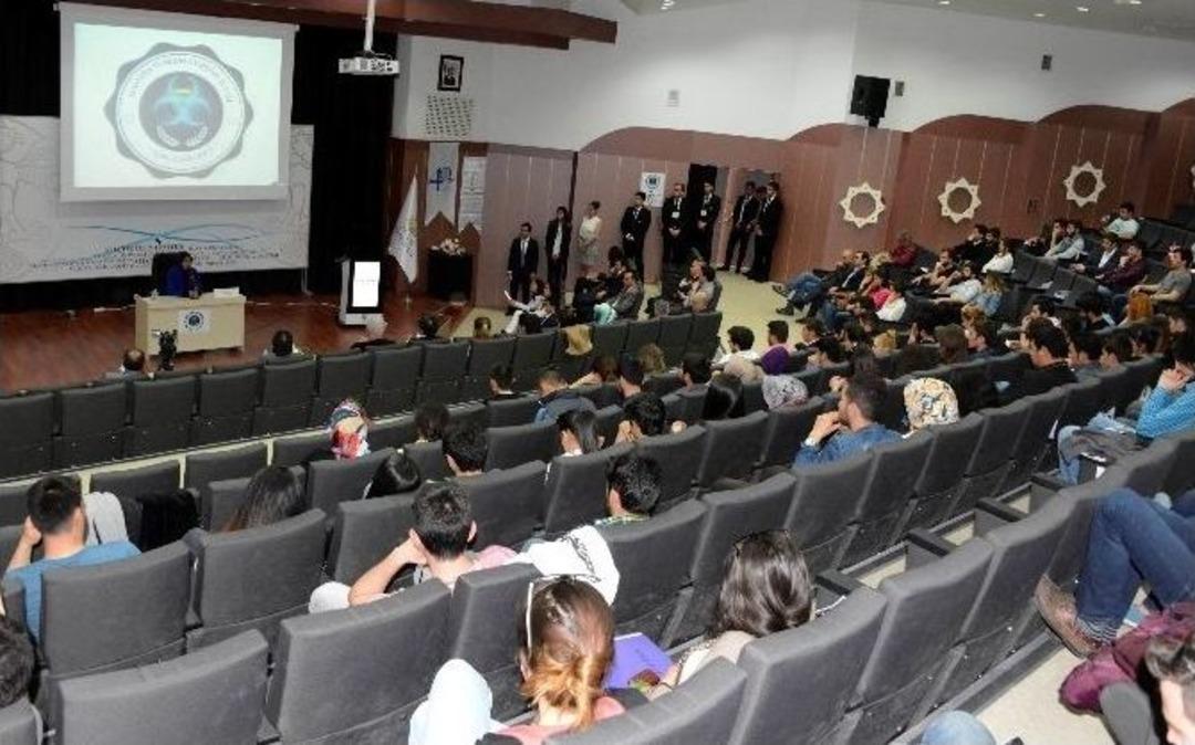 Başkan Toru Turizm Fak&uuml;ltesi &Ouml;ğrencileriyle Bir Araya Geldi