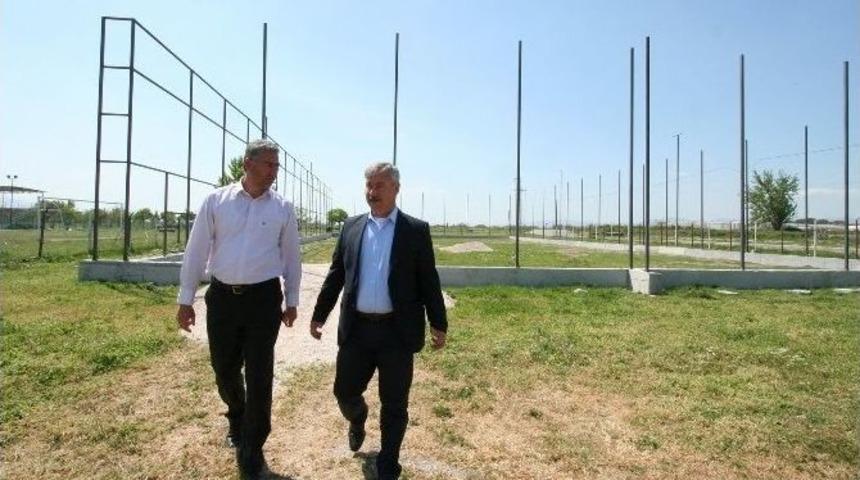 M&uuml;tevelli Mahallesine Halı Saha Yapılıyor