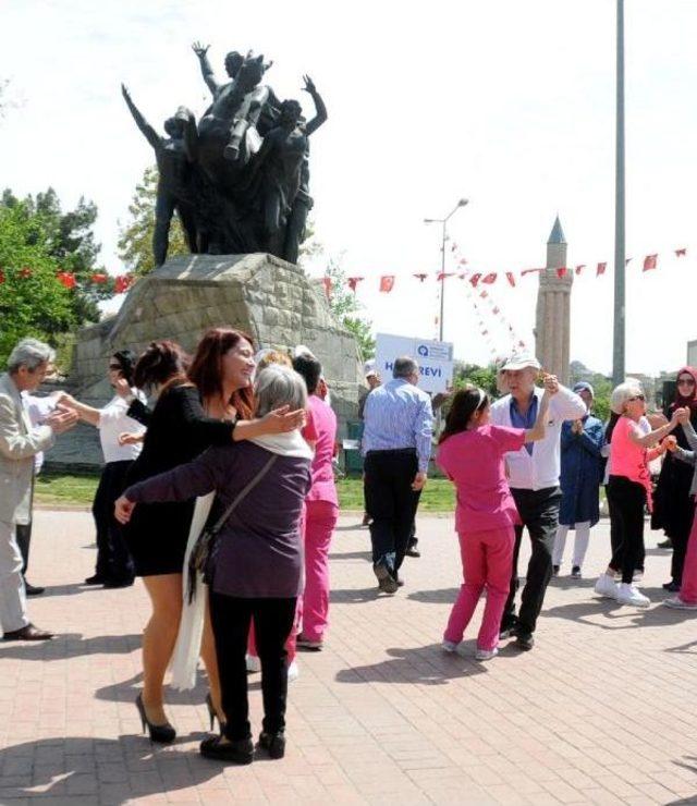 Yaşlılarla Dans Ederek Alzheimera Dikkat Çektiler