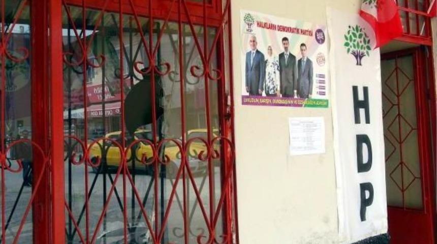 Elazığ'da Hdp Se&ccedil;im B&uuml;rolarına Taşlı Saldırı