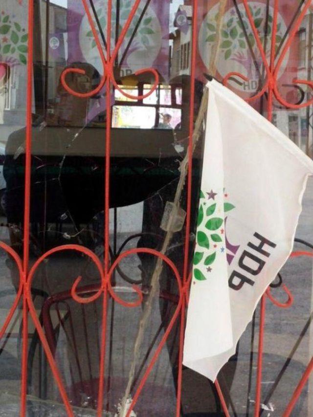 Elazığ'da Hdp Seçim Bürolarına Taşlı Saldırı