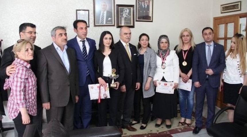 Bayan Kuaf&ouml;rler &Ouml;d&uuml;lleri Topladı