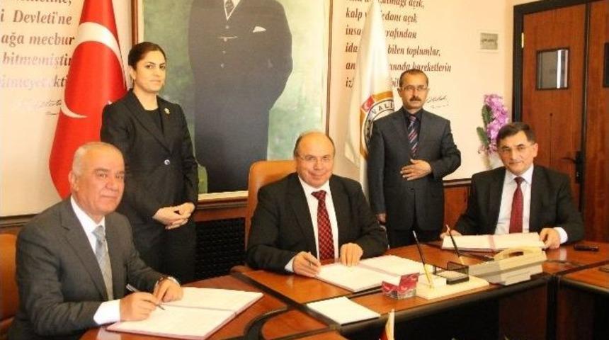 Okul Ve Yurttan Sonra Cami Yaptırıyor