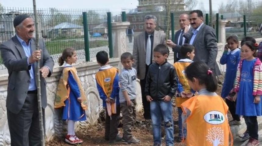 Minik &Ouml;ğrenciler Fidanları Toprakla Buluşturdu