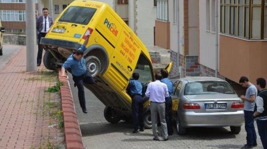 El Freni Çekilmeyen Kargo Aracı Sitenin Bahçesine Düştü