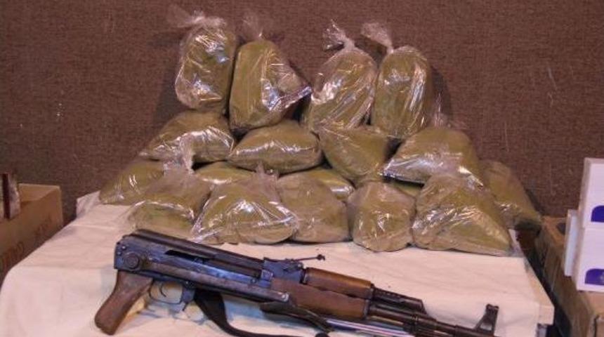 Şanlıurfa&rsquo;Da Ka&ccedil;ak Silah, Esrar Ve Sigaraya 3 G&ouml;zaltı