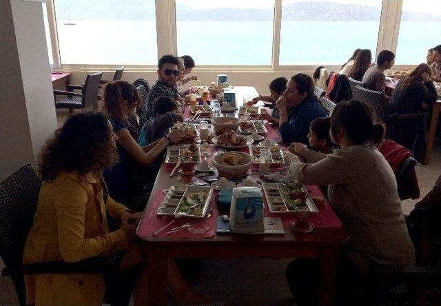 Bodrum Rotaract Kulübü, Yuvadaki Kardeşlerini Mutlu Etti