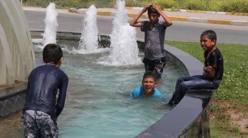 Şanlıurfa&rsquo;Da &Ccedil;ocuklar S&uuml;s Havuzlarında Serinliyor