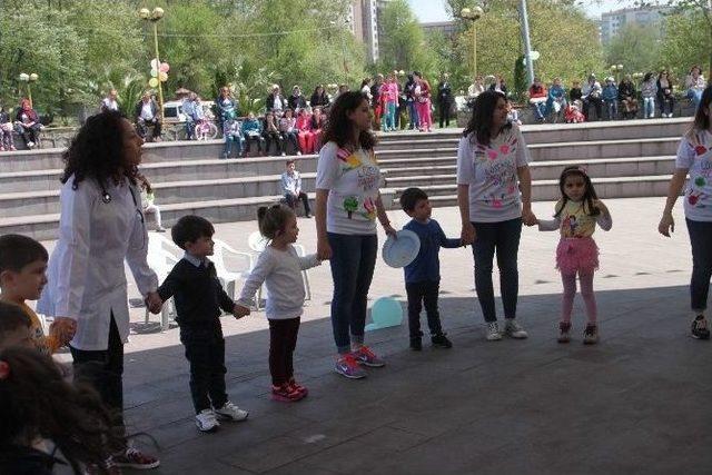 Öğretmen Adayları Lösemili Çocuklar İçin Balon Şenliği Düzenledi