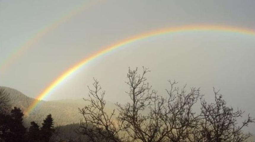 K&uuml;re&rsquo;de Oluşan G&ouml;kkuşağı G&ouml;renleri B&uuml;y&uuml;ledi
