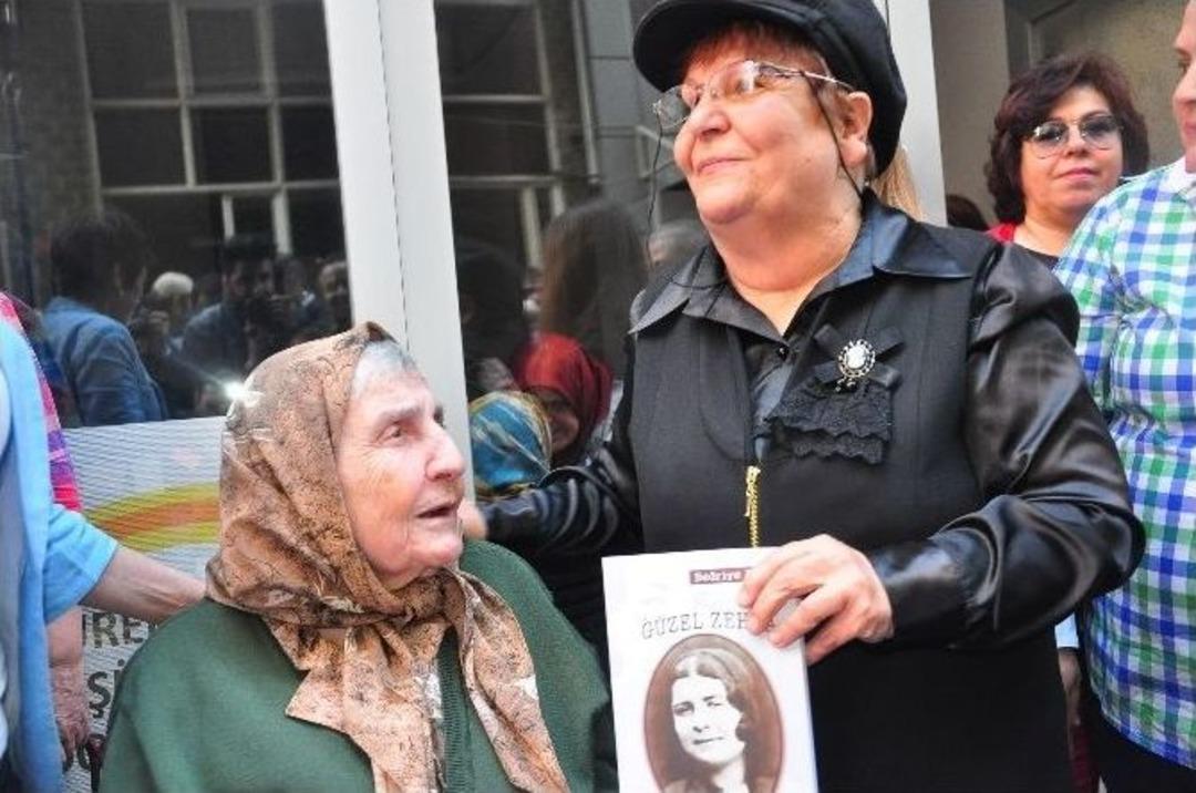 100 Yaşındaki Annesinin Hayatını Yazdı