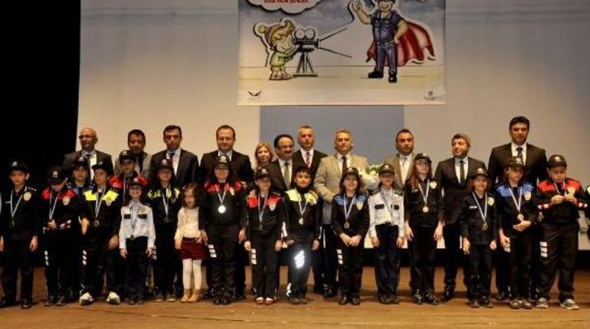 &Ccedil;ocuklar Senaryo Yazıp Film Y&ouml;netti, Polisler Oynadı