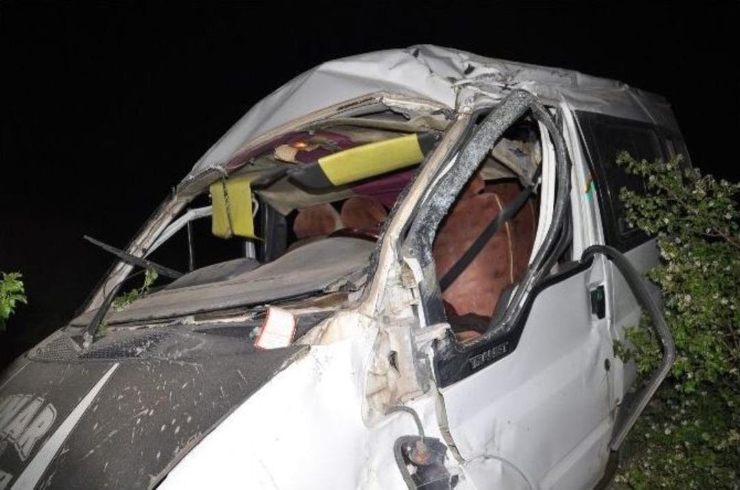 İş&ccedil;ileri Taşıyan Minib&uuml;s Devrildi: 3 &Ouml;l&uuml;, 12 Yaralı