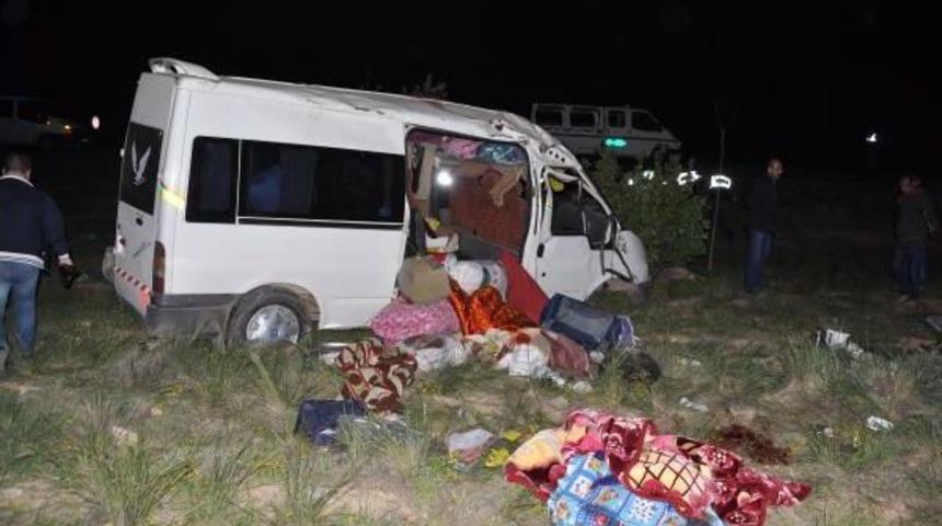 Tarım Iş&ccedil;ilerini Taşıyan Minib&uuml;s Lastiği Patlayınca Şarampole Devrildi: 3 &Ouml;l&uuml;, 12 Yaralı