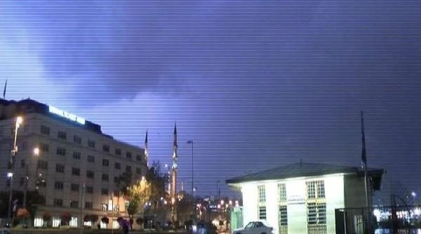 İstanbul'u Şimşekler Aydınlattı