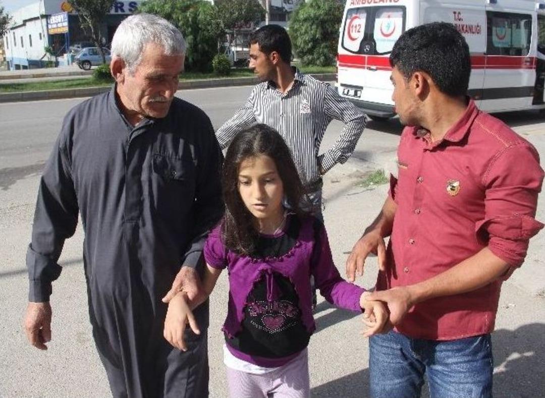 Suriyeli K&uuml;&ccedil;&uuml;k Hatice&rsquo;nin Kolu Kanalizasyon Izgarasına Sıkıştı