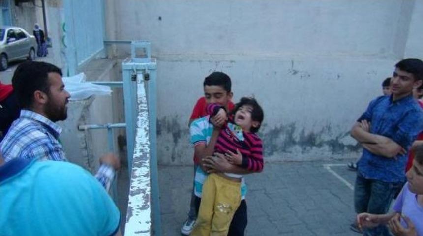 Başı Demir Parmaklıklarda Sıkışan 3 Yaşındaki Kız, Kurtarıldı