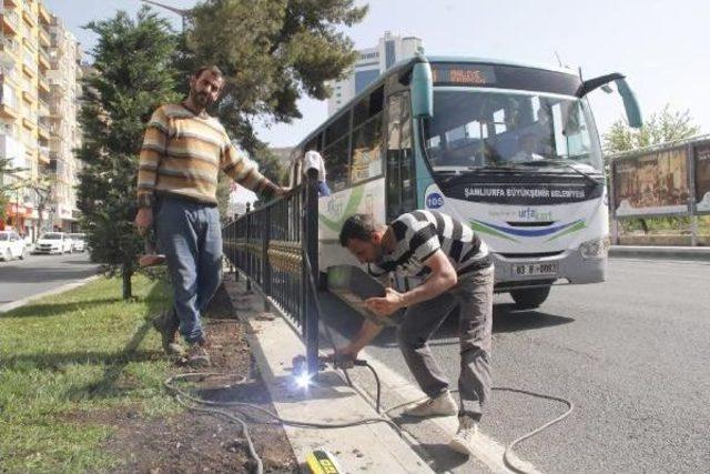 Şanlıurfa&rsquo;Da Kazalara Karşı Demir Korkuluklu &Ouml;nlem 1