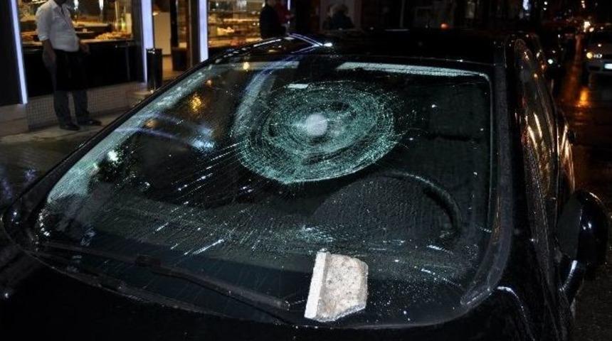 Apartmandan Seyir Halindeki Aracın &Uuml;zerine Sıva Par&ccedil;ası D&uuml;şt&uuml;