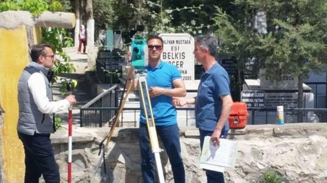 Kuşadası&rsquo;nda Tarihi Mezarlık&rsquo;ta Yol Tartışması