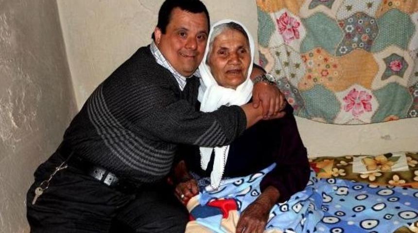 G&ouml;rme Engelli Yaşlı Kadına, Down Sendromlu Oğlu Bakıyor