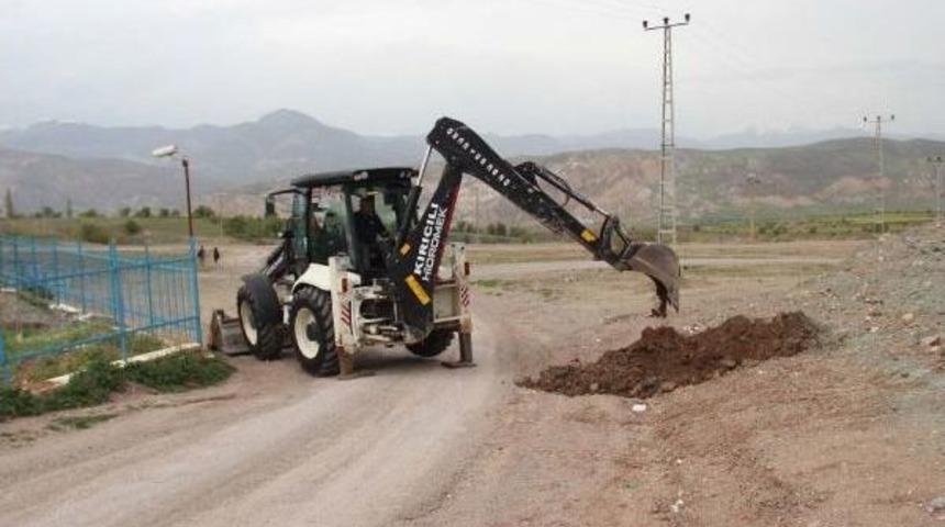 Arsasından Ge&ccedil;en Mahalle Yolunu Kep&ccedil;eyle Kazdırıp Kapattı