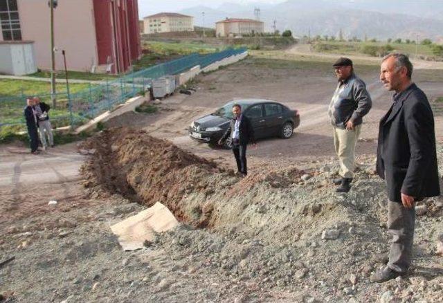 Arsasından Geçen Mahalle Yolunu Kepçeyle Kazdırıp Kapattı