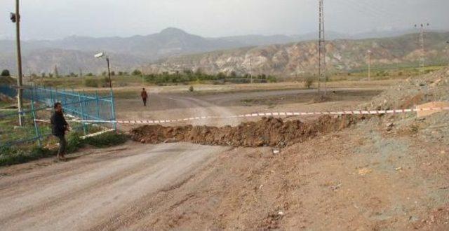 Arsasından Geçen Mahalle Yolunu Kepçeyle Kazdırıp Kapattı