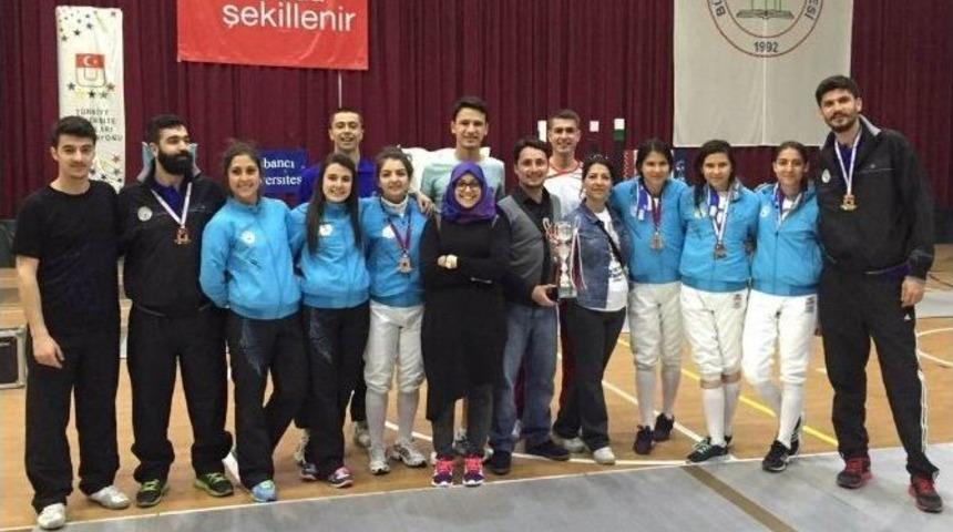 Sel&ccedil;uk&rsquo;un Sporcuları 11 Madalya Ve 2 Kupa İle D&ouml;nd&uuml;