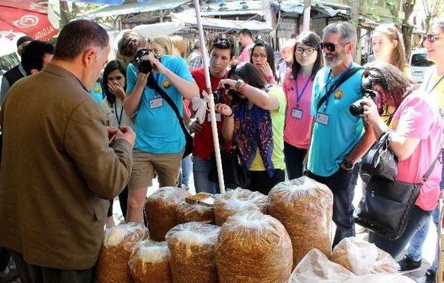 Yabancı Öğrenciler Oturakçı Pazarı’na Hayran Kaldı