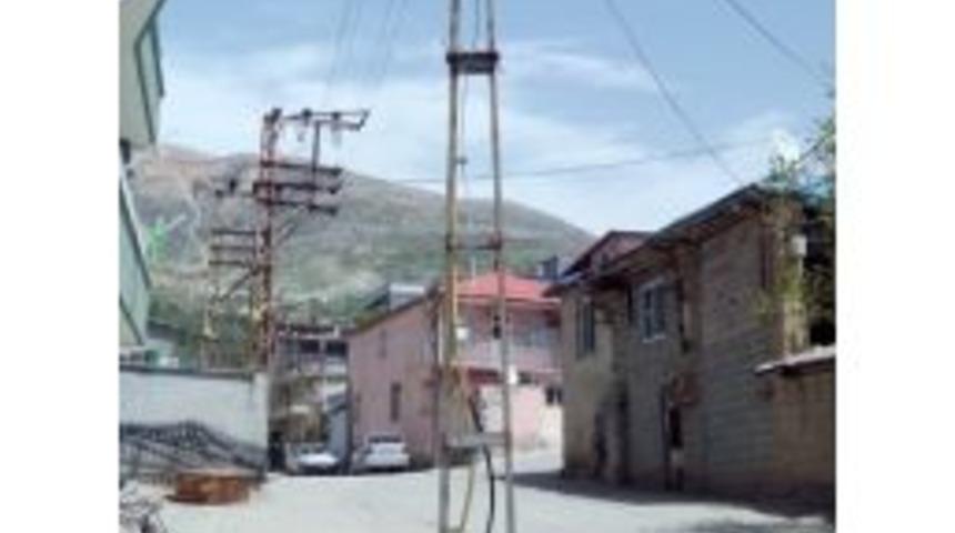 Yol Ortasındaki Elektrik Direği Trafiği Tehlikeye D&uuml;ş&uuml;r&uuml;yor