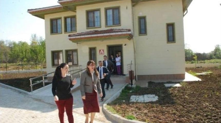 Vali &Ccedil;etinkaya, &Ccedil;ocuk Evlerini Ziyaret Etti