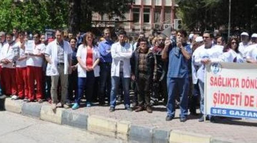 Gaziantep&rsquo;Te Sağlık &Ccedil;alışanlarına Saldırı Protesto Edildi