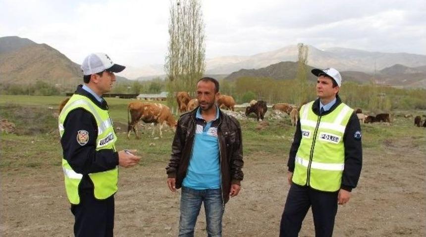 Oltu B&ouml;lge Trafik Ekipleri &Ccedil;obanları Uyardı