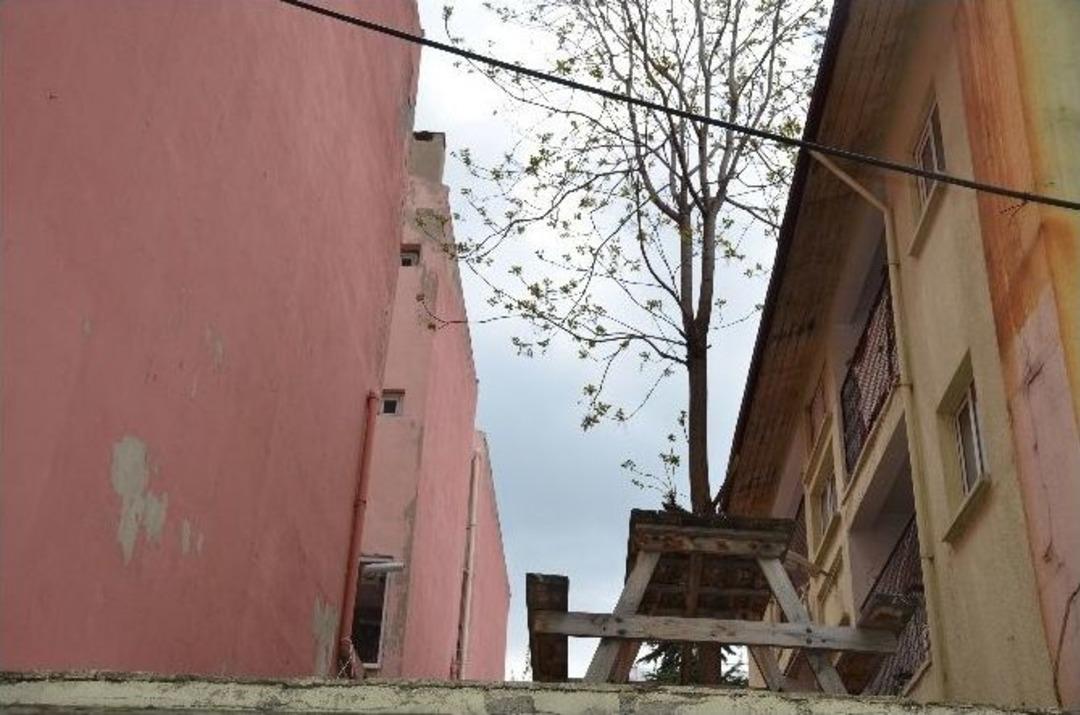 Askeri Lojmana Tutturulan Hdp Bayrakları Kaldırıldı