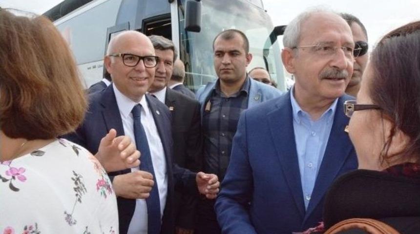 &Ouml;ğrenciye Burs Veren Apartmana Plaketini Kemal Kılı&ccedil;daroğlu Verdi