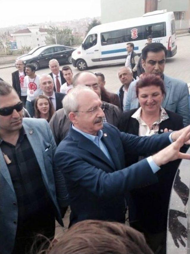 Öğrenciye Burs Veren Apartmana Plaketini Kemal Kılıçdaroğlu Verdi