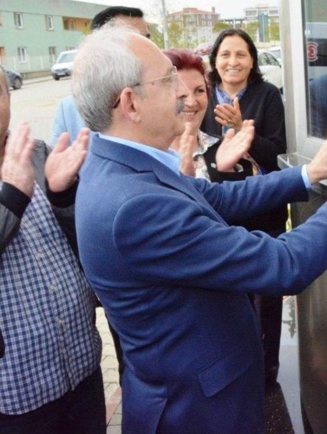 Öğrenciye Burs Veren Apartmana Plaketini Kemal Kılıçdaroğlu Verdi