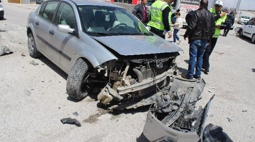 Erzurum&rsquo;da Polis-ş&uuml;pheli Kovalamacası: 4 Yaralı