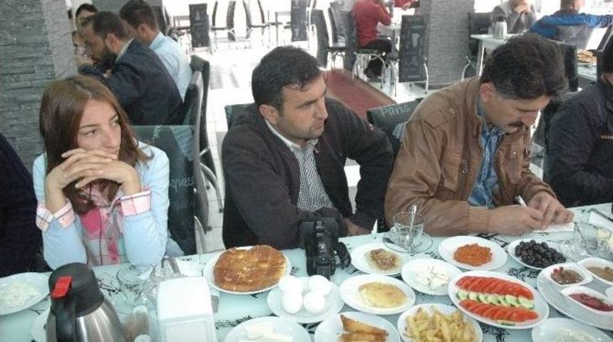 Hdp Milletvekili Adayları Gazetecilerle Bir Araya Geldi