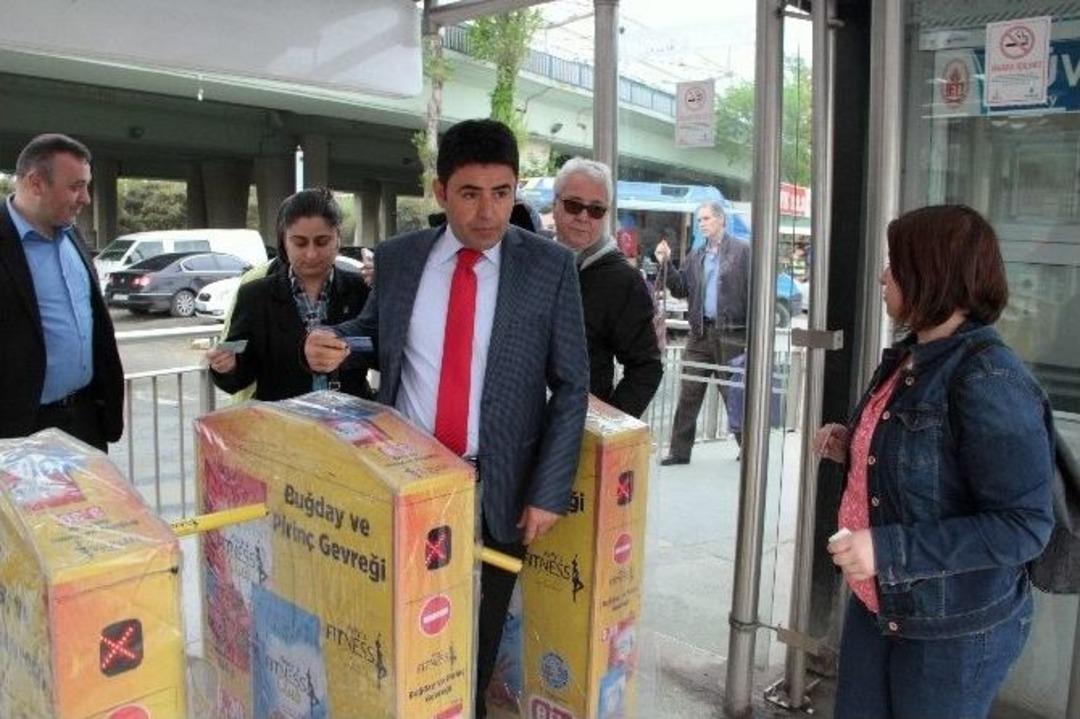 Ak Parti Milletvekili Adayı Kıtaları Metrob&uuml;sle Aştı